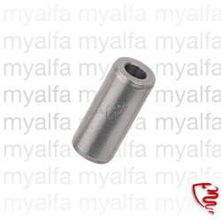 Středící kolík bloku motoru...